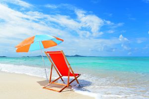 8月　August  海　椅子とビーチパラソル
