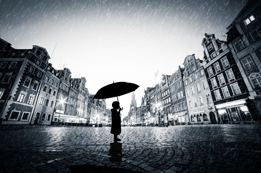 6月　JUNE  梅雨　石畳みに立ってる傘をさした子供