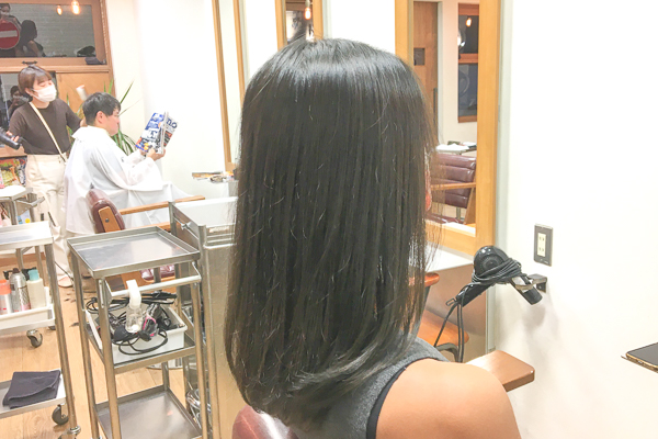 女性　髪質改善トリートメント　施術後　バックサイドアングル